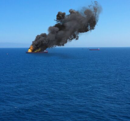 США потопили перший у світі носій бойових дронів