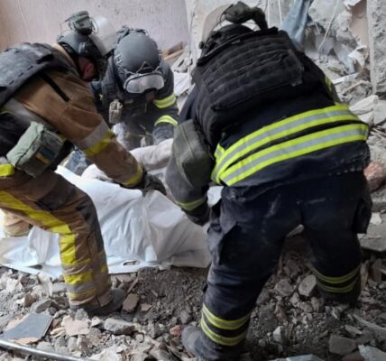 Троє загиблих, 16 поранених: у Дружківці завершили роботи на місці удару РФ