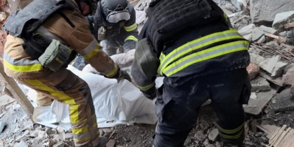 Троє загиблих, 16 поранених: у Дружківці завершили роботи на місці удару РФ