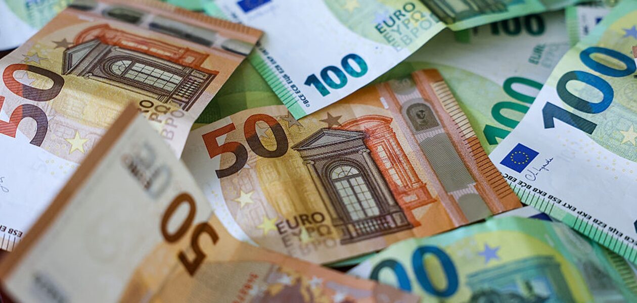 У Німеччині 7-річний хлопчик приніс до школи 5000 євро