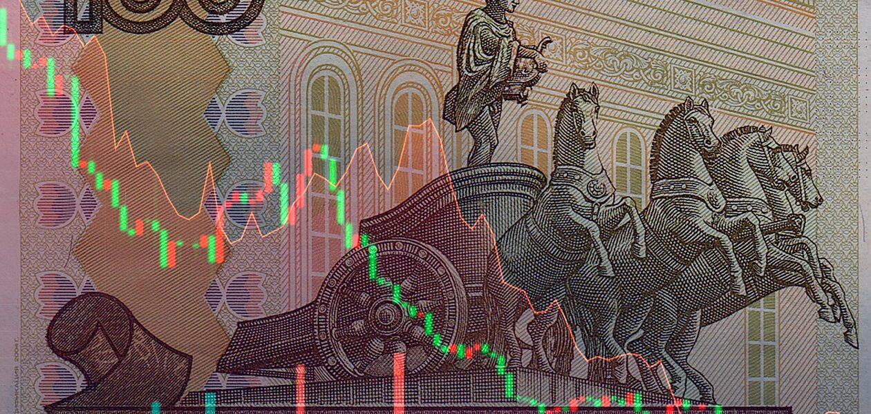 Курс рубля прискорив падіння попри зростання цін на нафту