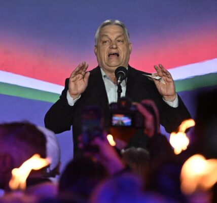 Орбан зчинив істерику через опозиційних мітингарів