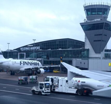 Два літаки, що летіли в РФ, приземлились у Фінляндії через атаку дронів