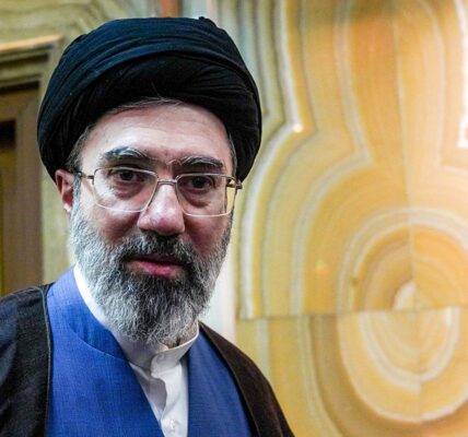 Новий лідер Ірану у тяжкому стані й не може керувати країною - розвіддані