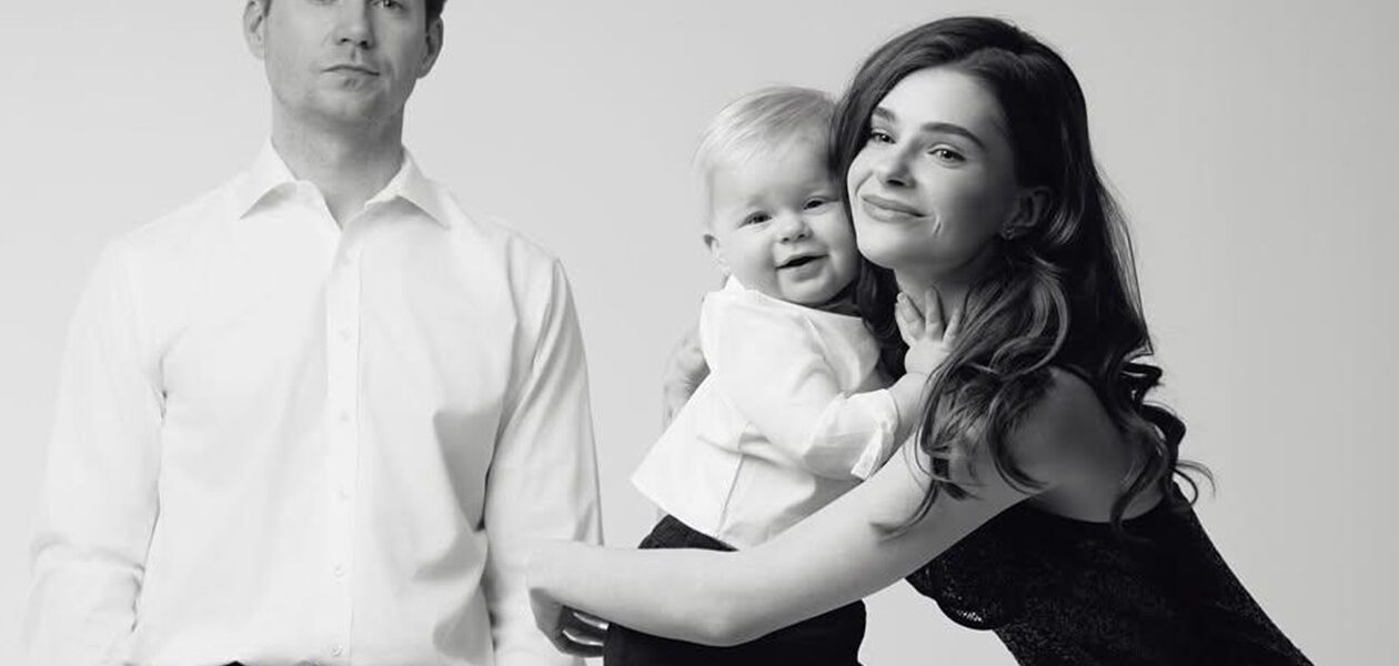 Остапчук із дружиною та сином покидає Україну