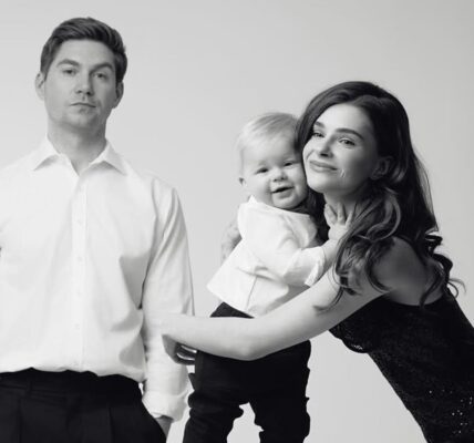 Остапчук із дружиною та сином покидає Україну