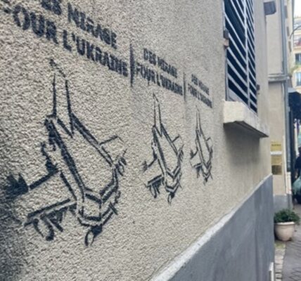 У Франції оголосили вироки групі молдаван за "українські" графіті з трунами