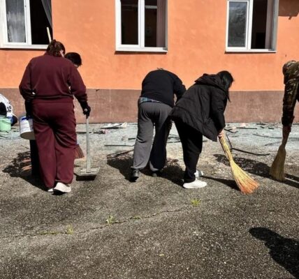 В Туапсе після удару по НПЗ пройшов "нафтовий дощ"