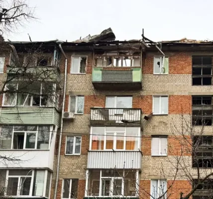 Окупанти атакували багатоповерхівку у Сумах: є постраждала