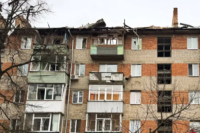 Окупанти атакували багатоповерхівку у Сумах: є постраждала