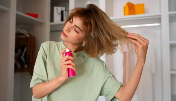 Чим відрізняється сольовий спрей від лаку та мусу для волосся