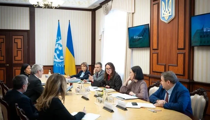 Команда МВФ прибула до України