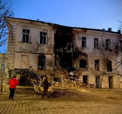 Удар по житлових кварталах Одеси: рятувальники показали наслідки (фото, відео)