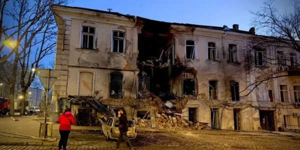 Удар по житлових кварталах Одеси: рятувальники показали наслідки (фото, відео)