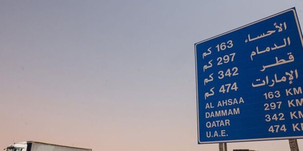Саудити обійшли блокаду Ормузу вантажівками через пустелю