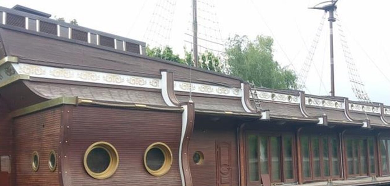 Корабель-ресторан Януковича в Межигір’ї пішов під воду - ЗМІ