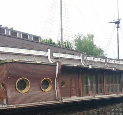 Корабель-ресторан Януковича в Межигір’ї пішов під воду - ЗМІ