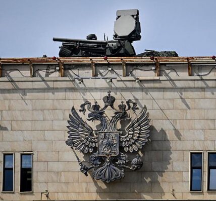 Мадяр розкрив, чим Кремль прикриває Москву