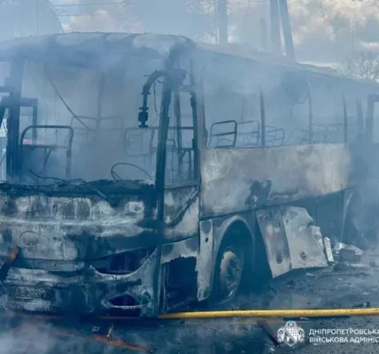 Вщент вигорів автобус. На Дніпропетровщині є загибла та постраждалі через атаку РФ