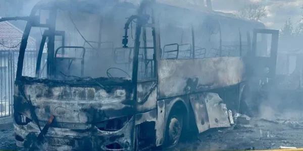 Вщент вигорів автобус. На Дніпропетровщині є загибла та постраждалі через атаку РФ