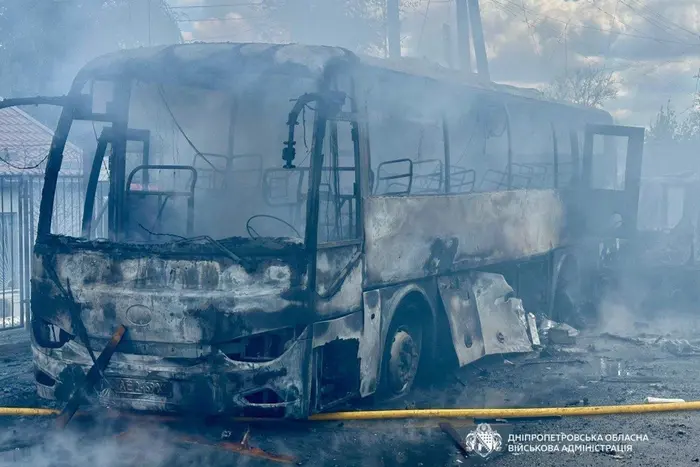 Вщент вигорів автобус. На Дніпропетровщині є загибла та постраждалі через атаку РФ