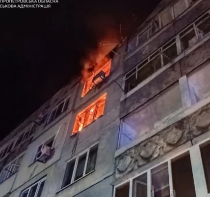 Російський безпілотник вдарив по багатоповерхівці у Павлограді