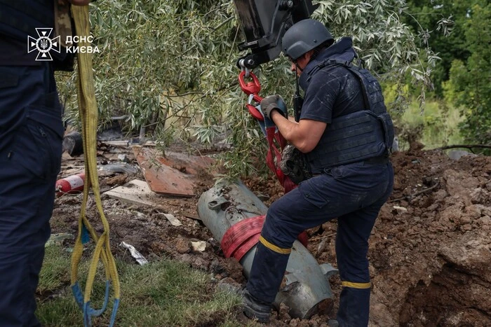 У Голосіївському районі Києва вилучено бойову частину крилатої ракети Х-101 (фото)