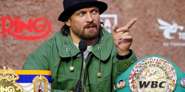 Усик із командою прибув на бій у Єгипет