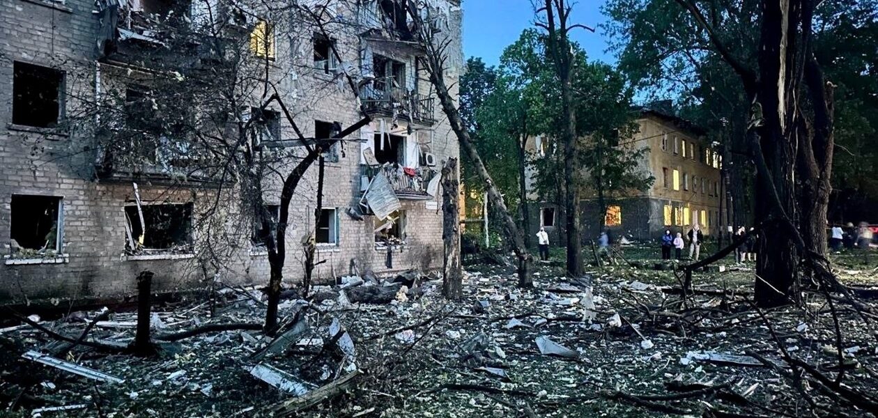 Наслідки атаки на Дніпро: дев’ять поранених і руїни