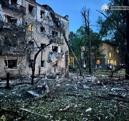 Наслідки атаки на Дніпро: дев’ять поранених і руїни