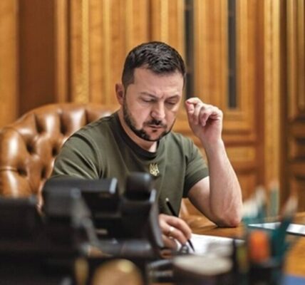 ЗМІ назвали хто передав лист від Зеленського для Путіна