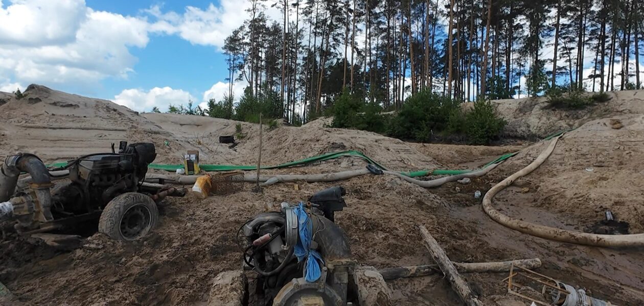 На Рівненщині викрили масштабний нелегальний видобуток бурштину