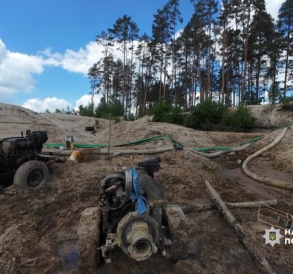 На Рівненщині викрили масштабний нелегальний видобуток бурштину