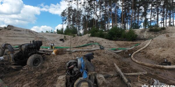 На Рівненщині викрили масштабний нелегальний видобуток бурштину