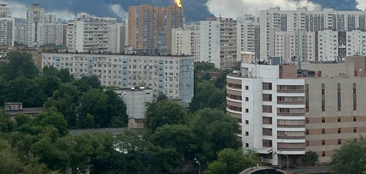 Москву і Ростовщину атакували дрони: палають НПЗ