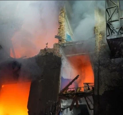 Удар по Запоріжжю перетворив житловий будинок на вогняну пастку (фото)