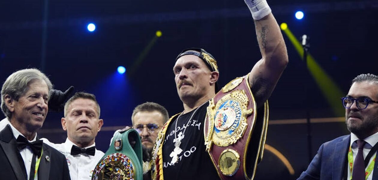 Усик відмовився від усіх чемпіонських поясів