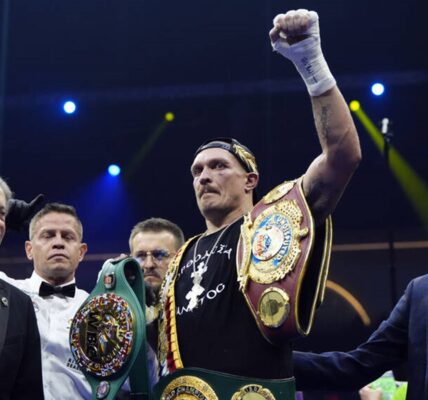 Усик відмовився від усіх чемпіонських поясів