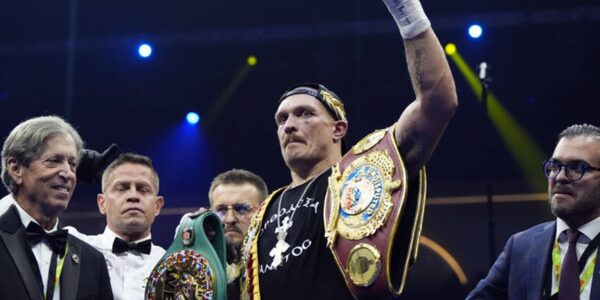 Усик відмовився від усіх чемпіонських поясів