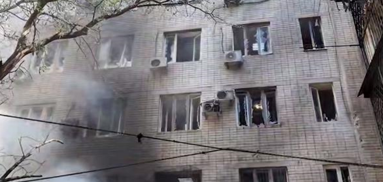Росіяни вдарили по Херсону, є жертва та поранені