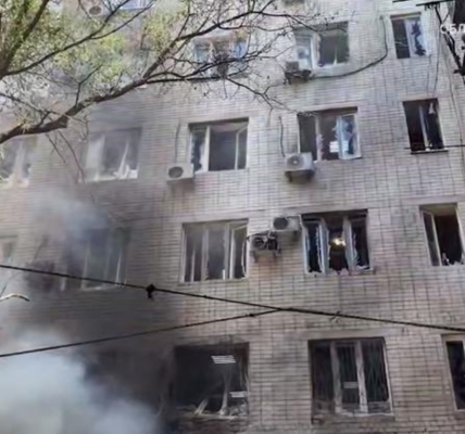 Росіяни вдарили по Херсону, є жертва та поранені