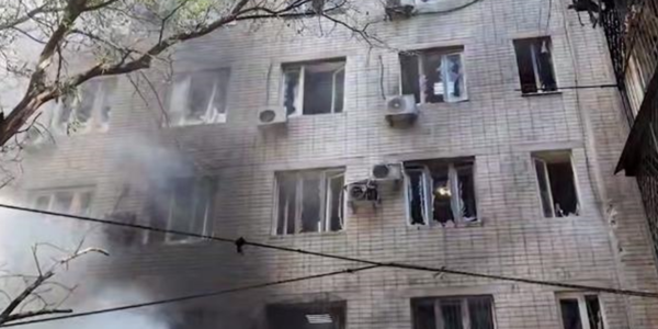 Росіяни вдарили по Херсону, є жертва та поранені