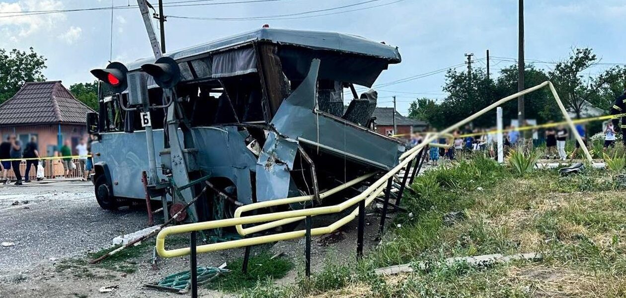 Біля Рівного поїзд врізався у маршрутку, є жертви
