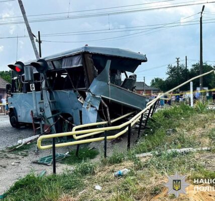 Біля Рівного поїзд врізався у маршрутку, є жертви