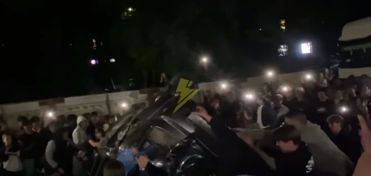 У Львові натовп перекинув авто ТЦК
