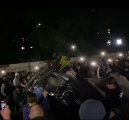 У Львові натовп перекинув авто ТЦК