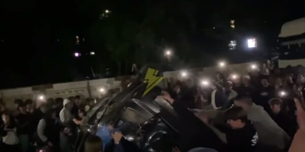 У Львові натовп перекинув авто ТЦК