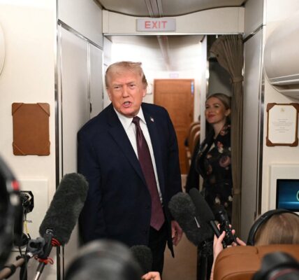 Трамп розкритикував союзників по НАТО по дорозі з саміту