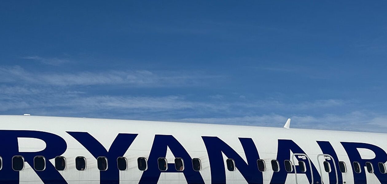 Пасажира затягнуло у розбите вікно літака Ryanair