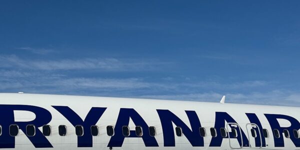 Пасажира затягнуло у розбите вікно літака Ryanair